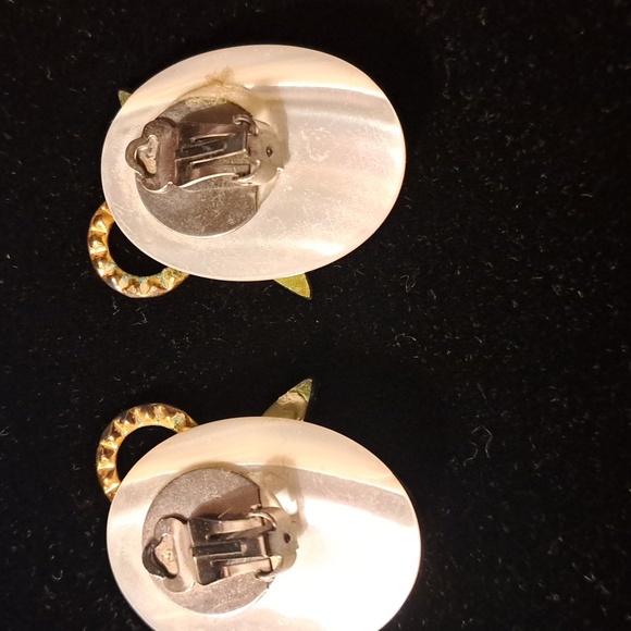 Incredible mother pearl scalloped carved shell pin and earrings Swarovski crysta - Picture 4 of 6